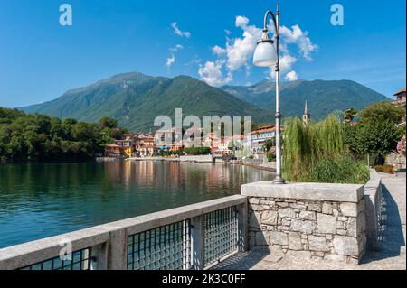 Passeggiata sul Lago di Mergozzo con vista sul paese di Mergozzo, Piemonte, Italia, Europa Foto Stock