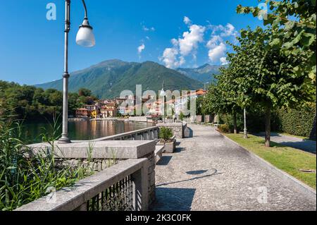 Passeggiata sul Lago di Mergozzo con vista sul paese di Mergozzo, Piemonte, Italia, Europa Foto Stock