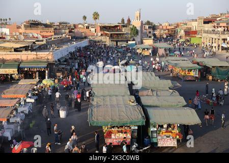 MARRAKECH, MAROCCO - 29 OTTOBRE 2021: Gente a Jemaa el-Fnaa dove piazza principale di Marrakech, usato da locali e turisti Foto Stock