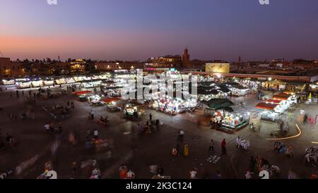 MARRAKECH, MAROCCO - 29 OTTOBRE 2021: Gente a Jemaa el-Fnaa dove piazza principale di Marrakech, usato da locali e turisti Foto Stock