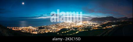 Terracina, Italia. Vista dall'alto skyline città città in serata illuminazioni notturne. Panorama, Vista panoramica Foto Stock