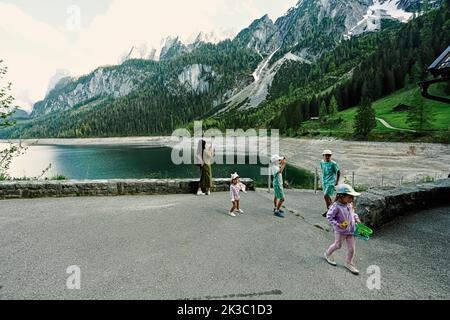 Madre con quattro figli a Vorderer Gosausee, Gosau, alta Austria. Foto Stock