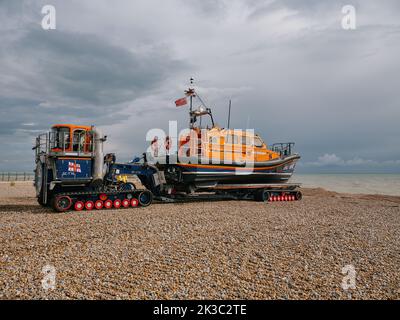 RNLI Hastings Lifeboat Station Shannon classe scialuppa di salvataggio e trattore di lancio e recupero, Hastings East Sussex Inghilterra Regno Unito Foto Stock