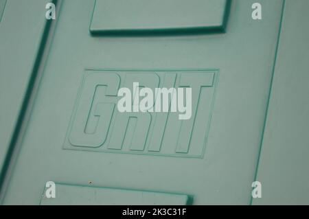 Primo piano di una cassiera verde sul lato della strada Foto Stock