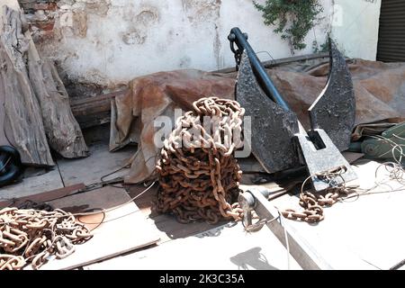 Vecchia bobina di catena arrugginita, macchinari pesanti, catena enorme e massiccia, acciaio arrugginito metallico, attrezzature metalliche robuste Foto Stock