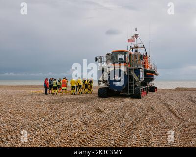 RNLI Hastings Lifeboat Station Shannon classe scialuppa di salvataggio e trattore di lancio e recupero, Hastings East Sussex Inghilterra Regno Unito Foto Stock