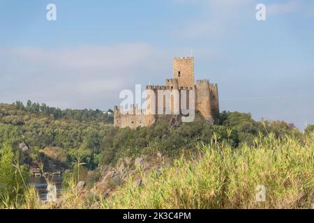 Santarém Portogallo - 08 09 2022: Vista al Castello di Almourol è un castello medievale in cima all'isolotto di Almourol nel mezzo del fiume Tago Foto Stock