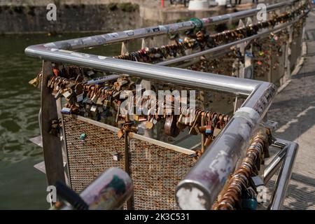 Vista generale del Pero's Bridge sul porto galleggiante di Bristol, Inghilterra, Regno Unito. Foto Stock