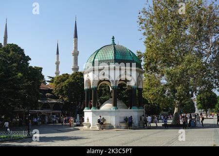 Fontana tedesca in Piazza della Moschea Blu, struttura storica a Istanbul, Ippodromo di Costantinopoli, conosciuta come Piazza Sultanahmet, idea turistica Foto Stock