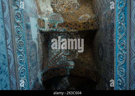 Soffitto della Moschea di Hagia Sophia, dettagli della cupola danneggiata di Hagia Sophia con mosaici, chiesa antica, viaggio a Istanbul Foto Stock