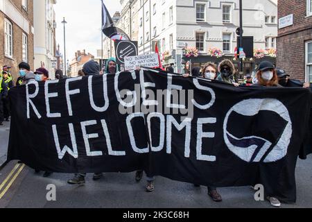 Londra, Inghilterra, Regno Unito 24/09/2022 l'Assemblea antifascista di Londra marcia in opposizione alla forte destra Democratic Football Lads Alliance (DFLA), impedendo loro di dimostrare al di fuori dell'Ufficio nazionale contro i rifugiati che attraversano il canale per cercare asilo. Entrambi i gruppi sono stati separati dalla polizia, anche se l'Assemblea Anti fascista si è levata in piedi per terra fuori dall'ufficio di casa tutto il pomeriggio. Foto Stock