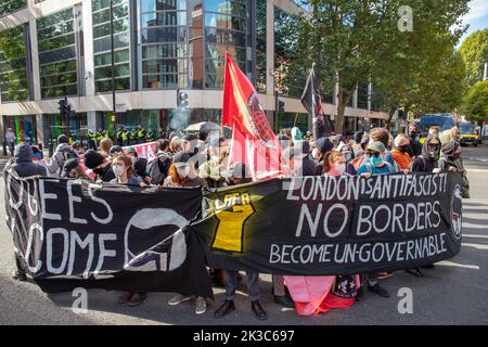 Londra, Inghilterra, Regno Unito 24/09/2022 l'Assemblea antifascista di Londra marcia in opposizione alla forte destra Democratic Football Lads Alliance (DFLA), impedendo loro di dimostrare al di fuori dell'Ufficio nazionale contro i rifugiati che attraversano il canale per cercare asilo. Entrambi i gruppi sono stati separati dalla polizia, anche se l'Assemblea Anti fascista si è levata in piedi per terra fuori dall'ufficio di casa tutto il pomeriggio. Foto Stock