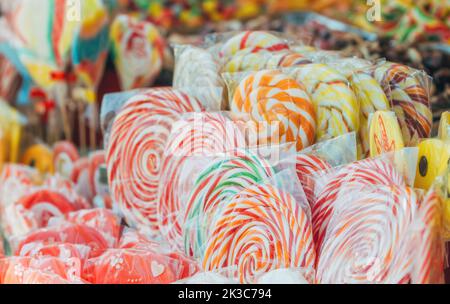 Vari dolci colorati caramelle sul tradizionale festival Street market, focus selettivo Foto Stock