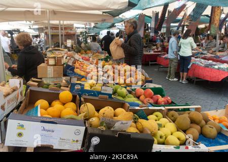 Roma, Italia - Settembre 2022 - prodotti freschi in vendita al mercato campo de Fiori Foto Stock