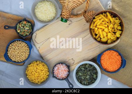 Vari cibi biologici vegetariani in ciotole. Vista rurale. Vista dall'alto. Spazio di copia. Foto Stock