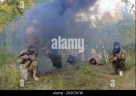 Lviv, Ukaine 24 settembre 2022. La formazione aperta di tre giorni è stata organizzata dalla sede regionale di Leopoli del movimento nazionale di liberazione settore diritto per i civili. La Russia invase l'Ucraina il 24 febbraio 2022, scatenando il più grande attacco militare in Europa dalla seconda guerra mondiale Foto Stock