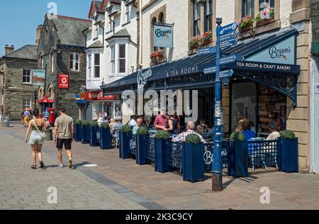 Persone turisti visitatori seduti a cena fuori caffetteria ristorante nel centro della città in estate Main Street Keswick Cumbria Inghilterra Regno Unito Regno Unito GB Foto Stock