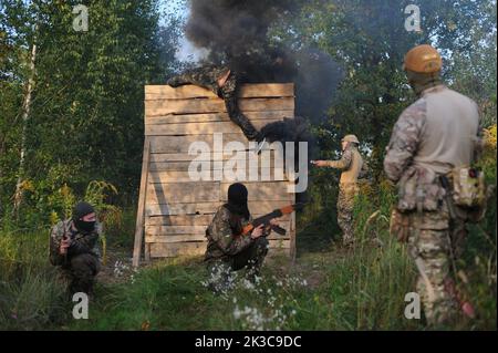 Lviv, Ukaine 24 settembre 2022. La formazione aperta di tre giorni è stata organizzata dalla sede regionale di Leopoli del movimento nazionale di liberazione settore diritto per i civili. La Russia invase l'Ucraina il 24 febbraio 2022, scatenando il più grande attacco militare in Europa dalla seconda guerra mondiale Foto Stock