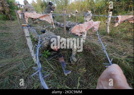 Lviv, Ukaine 24 settembre 2022. La formazione aperta di tre giorni è stata organizzata dalla sede regionale di Leopoli del movimento nazionale di liberazione settore diritto per i civili. La Russia invase l'Ucraina il 24 febbraio 2022, scatenando il più grande attacco militare in Europa dalla seconda guerra mondiale Foto Stock