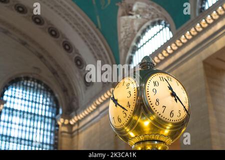 The Main Concourse presso il Grand Central Terminal di New York City, una delle stazioni ferroviarie più trafficate del mondo Foto Stock