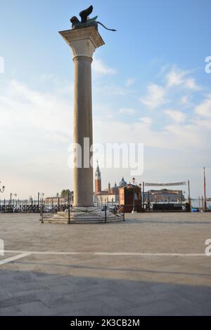 Venezia Veneto Italia Venezia Veneto Italia il 11 gennaio 2022 il leone alato sulla colonna accanto a Palazzo Ducale Piazza San Marco. Foto Stock