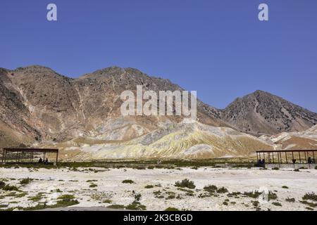 Una vista del cratere idrotermale attivo del vulcano Stefanos sull'isola greca di Nisyros in un giorno di vacanza estivo. Foto Stock