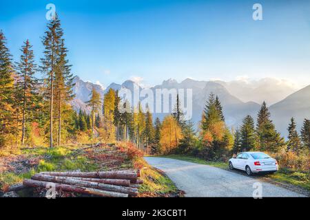 Pittoresca vista della famosa strada panoramica di Solcava. Ubicazione: Regione statistica della Savinja, Alpi Kamnik, Slovenia, Europa Foto Stock