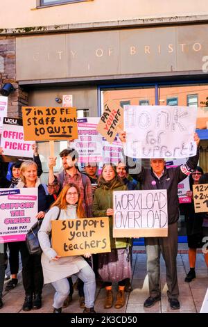 Bristol, Regno Unito. 26th Set, 2022. I conferenzieri di Bristol di istruzione ulteriore intraprendono l'azione sciopero nella loro lotta per le pensioni, la paga giusta ed equa, i carichi di lavoro ragionevoli ed una fine ai contratti precari. I Lecturer sono sostenuti dall'Unione UCU. Nella foto si trova la foto fuori dal College Green Centre di Bristol. Credit: JMF News/Alamy Live News Foto Stock