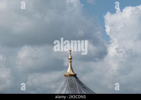 Simbolo di mezzaluna musulmana con tempo nuvoloso, concetto di segno musulmano, la cupola con mezzaluna Foto Stock