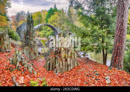 Sorprendente paesaggio autunnale in Azalea e Rhododendron Park Kromlau. Ponte Rakotz (Rakotzbrucke, Ponte del Diavolo) Ubicazione: Gabbenz, stato della Sassonia Foto Stock