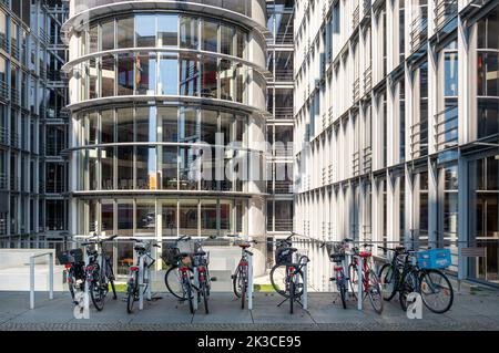 Biciclette parcheggiate davanti agli uffici di Paul-Löbe-Haus, Berlino, Germania Foto Stock