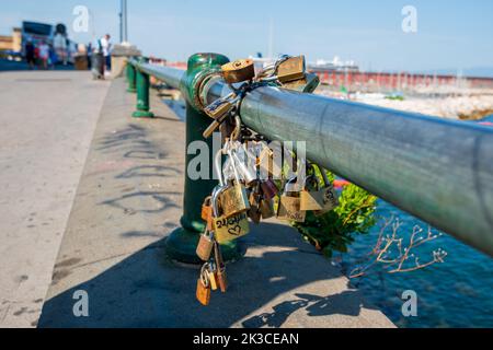 Blocchi appesi a un corrimano Foto Stock