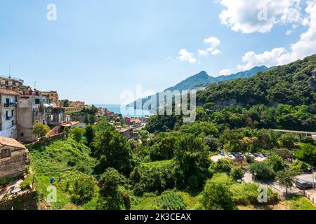 Vista su una città con il mare sullo sfondo Foto Stock