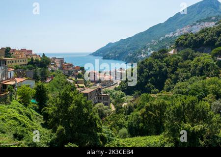 Vista su una città con il mare sullo sfondo Foto Stock