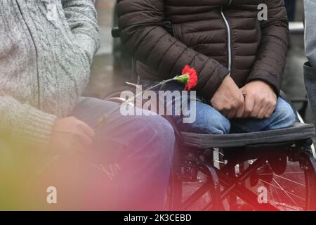 Monaco, Germania. 26th Set, 2022. Le vittime siedono al memoriale delle vittime dell'attentato dell'Oktoberfest di fronte all'ingresso principale dell'Oktoberfest sul Theresienwiese. Credit: Felix Hörhager/dpa/Alamy Live News Foto Stock