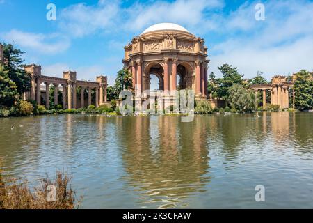 Il Palace of fine Arts è una struttura situata nel Marina District di San Francisco, California, caratterizzata da una rotonda centrale. Foto Stock