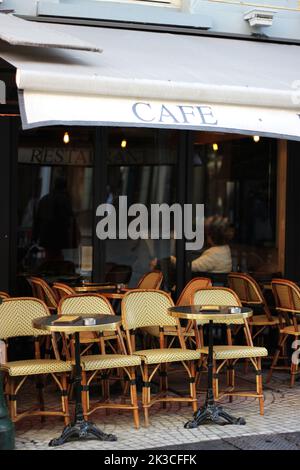 Parigi, Francia. Tavoli da caffè vuoti con sedie in vimini. Classic French Cafe. Foto Stock