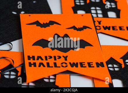 Festive Halloween decorazione in forma di bandiere nere e arancioni con simboli, la preparazione per la festa. Vacanza, decorazione e concetto di festa Foto Stock