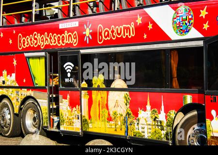 Batumi, Georgia - 4th agosto, 2022: Classico autobus turistico a due piani rosso per la città. Famosa attrazione cittadina Foto Stock