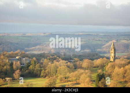 Abberley Clock Tower (localmente conosciuta come "Little Ben") nel terreno della Abberley Hall School, Worcestershire, Regno Unito, che si innalza sopra il paesaggio locale. Foto Stock