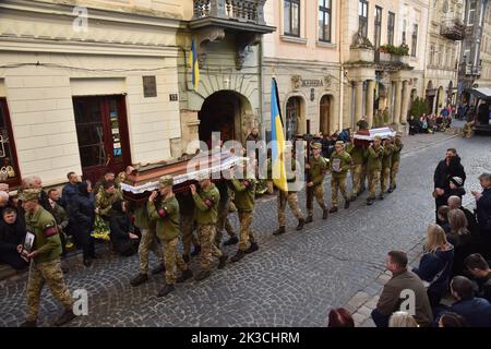 Lviv, Ucraina. 24th Set, 2022. I soldati trasportano le bare durante i funerali dei soldati ucraini Artem Tolochko, Mykola Panchenko e Yuriy Popov, che sono morti come conseguenza dell'invasione militare russa dell'Ucraina. I soldati ucraini Artem Tolochko, Mykola Panchenko e Yuriy Popov, uccisi dalle truppe di occupazione russe, furono sepolti a Lviv. Il 24 febbraio 2022, la Russia invase il territorio dell'Ucraina e iniziò una guerra su vasta scala. (Foto di Pavlo Palamarchuk/SOPA Images/Sipa USA) Credit: Sipa USA/Alamy Live News Foto Stock