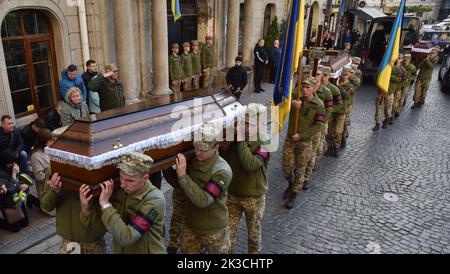 Lviv, Ucraina. 24th Set, 2022. I soldati trasportano le bare durante i funerali dei soldati ucraini Artem Tolochko, Mykola Panchenko e Yuriy Popov, che sono morti come conseguenza dell'invasione militare russa dell'Ucraina. I soldati ucraini Artem Tolochko, Mykola Panchenko e Yuriy Popov, uccisi dalle truppe di occupazione russe, furono sepolti a Lviv. Il 24 febbraio 2022, la Russia invase il territorio dell'Ucraina e iniziò una guerra su vasta scala. (Foto di Pavlo Palamarchuk/SOPA Images/Sipa USA) Credit: Sipa USA/Alamy Live News Foto Stock