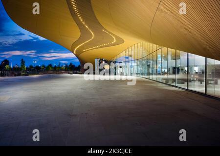 Vista notturna della Biblioteca centrale di Oodi a Helsinki, Finlandia Foto Stock