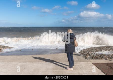 Llandudno, Galles del Nord, Regno Unito. 26th Set, 2022. I venti della forza di Gale hanno colpito oggi Llandudno sulla costa del Galles del Nord, causando enormi ondate che colpiscono la spiaggia. Credit: AG News/Alamy Live News Foto Stock