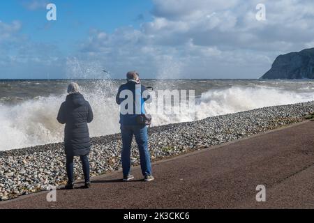 Llandudno, Galles del Nord, Regno Unito. 26th Set, 2022. I venti della forza di Gale hanno colpito oggi Llandudno sulla costa del Galles del Nord, causando enormi ondate che colpiscono la spiaggia. Credit: AG News/Alamy Live News Foto Stock