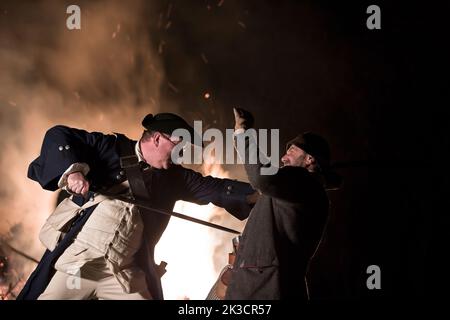 Interpretazione del 17th o 18th ° secolo ufficiale navale inglese che si falla di pirati razzianti Foto Stock