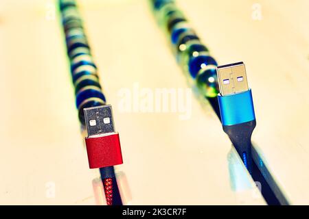 Connettiti e Chatta. Cavi usb blu e rossi e palloncini colorati Foto Stock