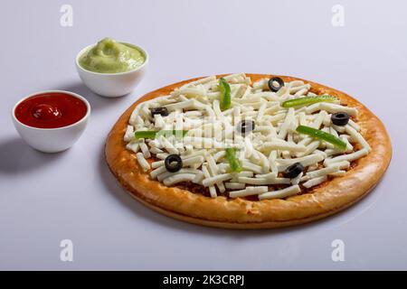 Pizza italiana Margherita fresca fatta in casa con mozzarella di bufala e basilico Foto Stock