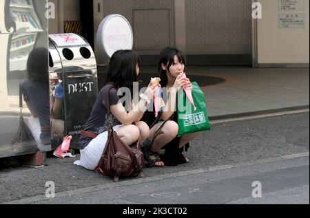 TOKYO, GIAPPONE-LUGLIO 05:Ragazze giapponesi non identificate mangiare Creppes e Harajuku.Luglio 05,2008 a Tokyo, Giappone Foto Stock