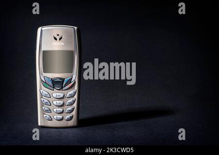 VARSAVIA, POLONIA - SETTEMBRE 20 2022: Cellulare Nokia 6510 su sfondo nero Foto Stock